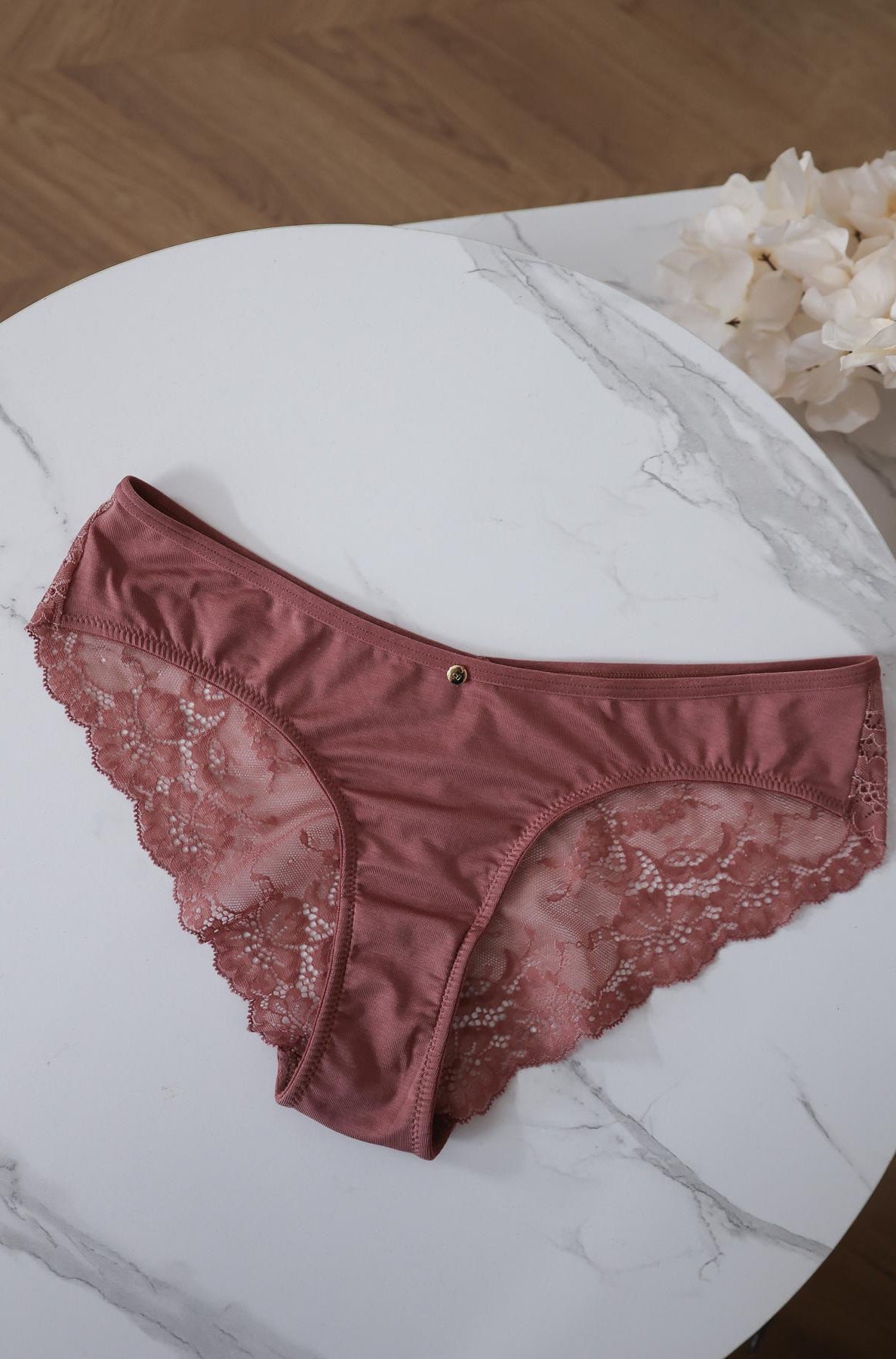 flatlay Panties von Coco Malou Spitzen Slip hautfarben rosa braun