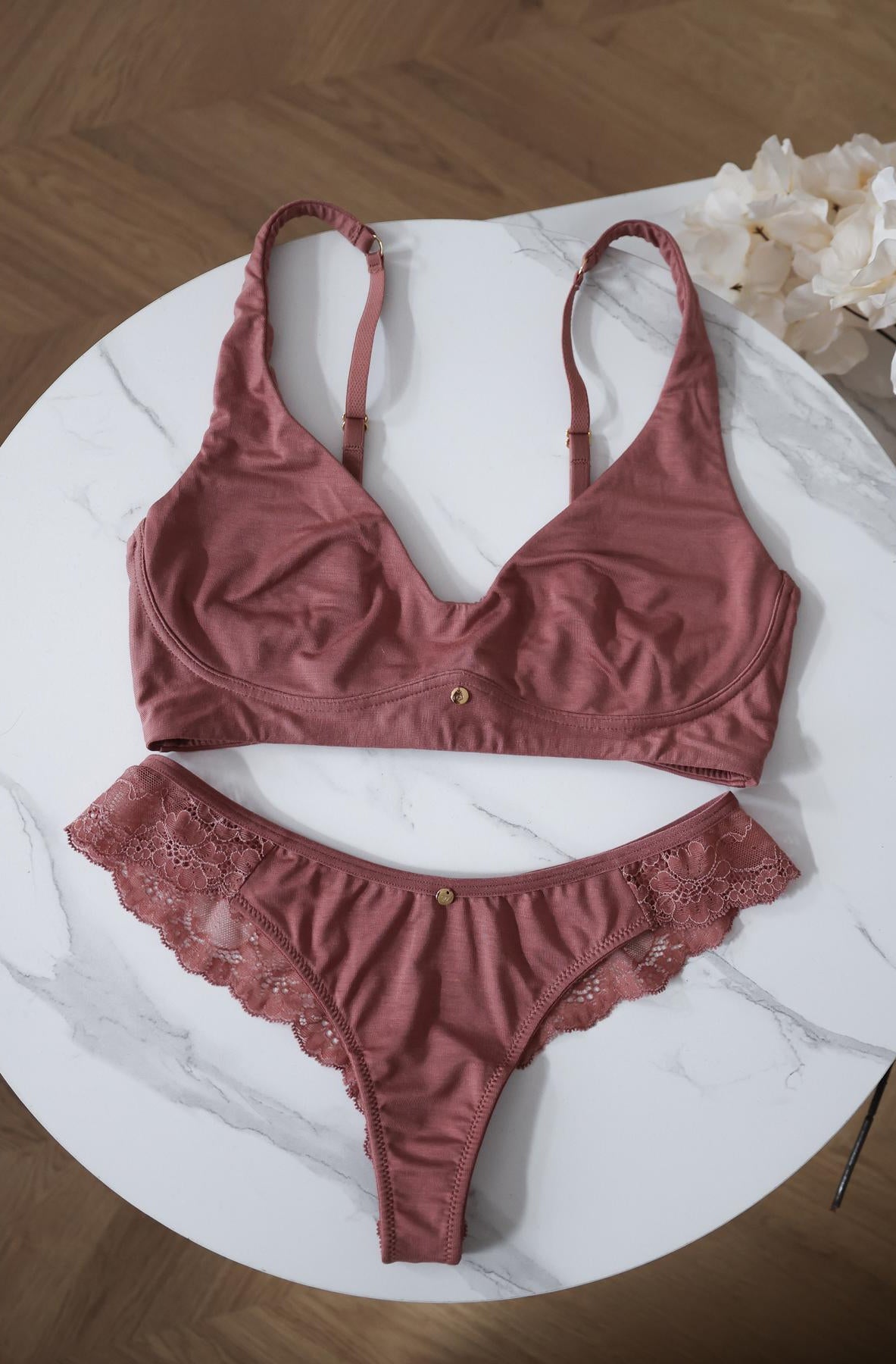 Dessous Damen Wunderschöne Farbe Altrosa-Kaffee-Farbton schmeichelhaft und unauffällig unter Weiß