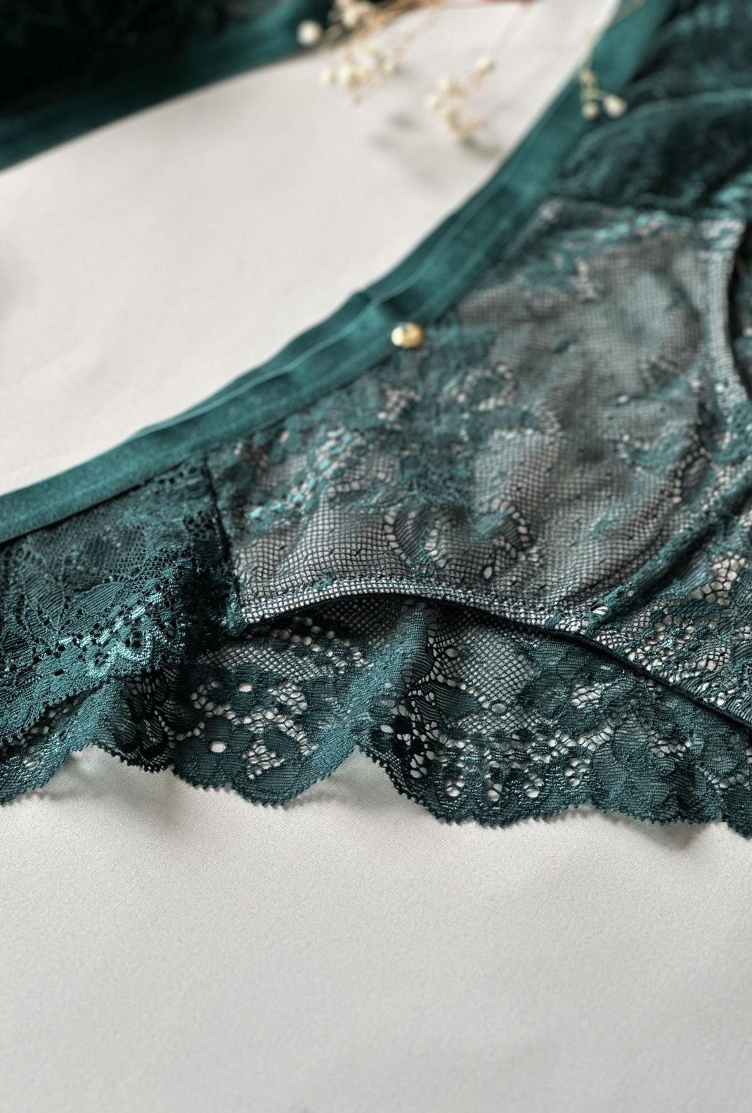 Closeup Spitzen-Slip dunkelgrün edel von Coco Malou Gold Accessoires an Panties