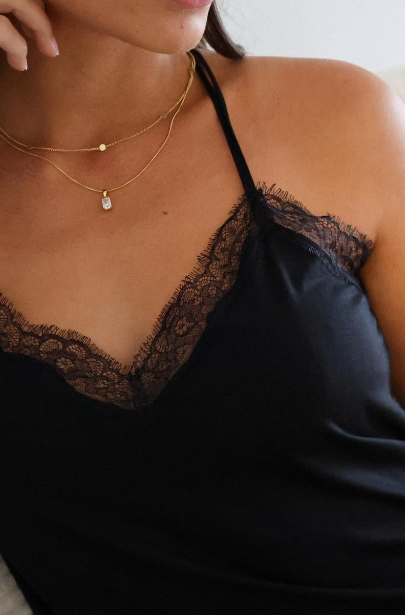 Spitzen Camisole Ausschnitt verstellbar filigrane Träger schwarzes Tencel-Top