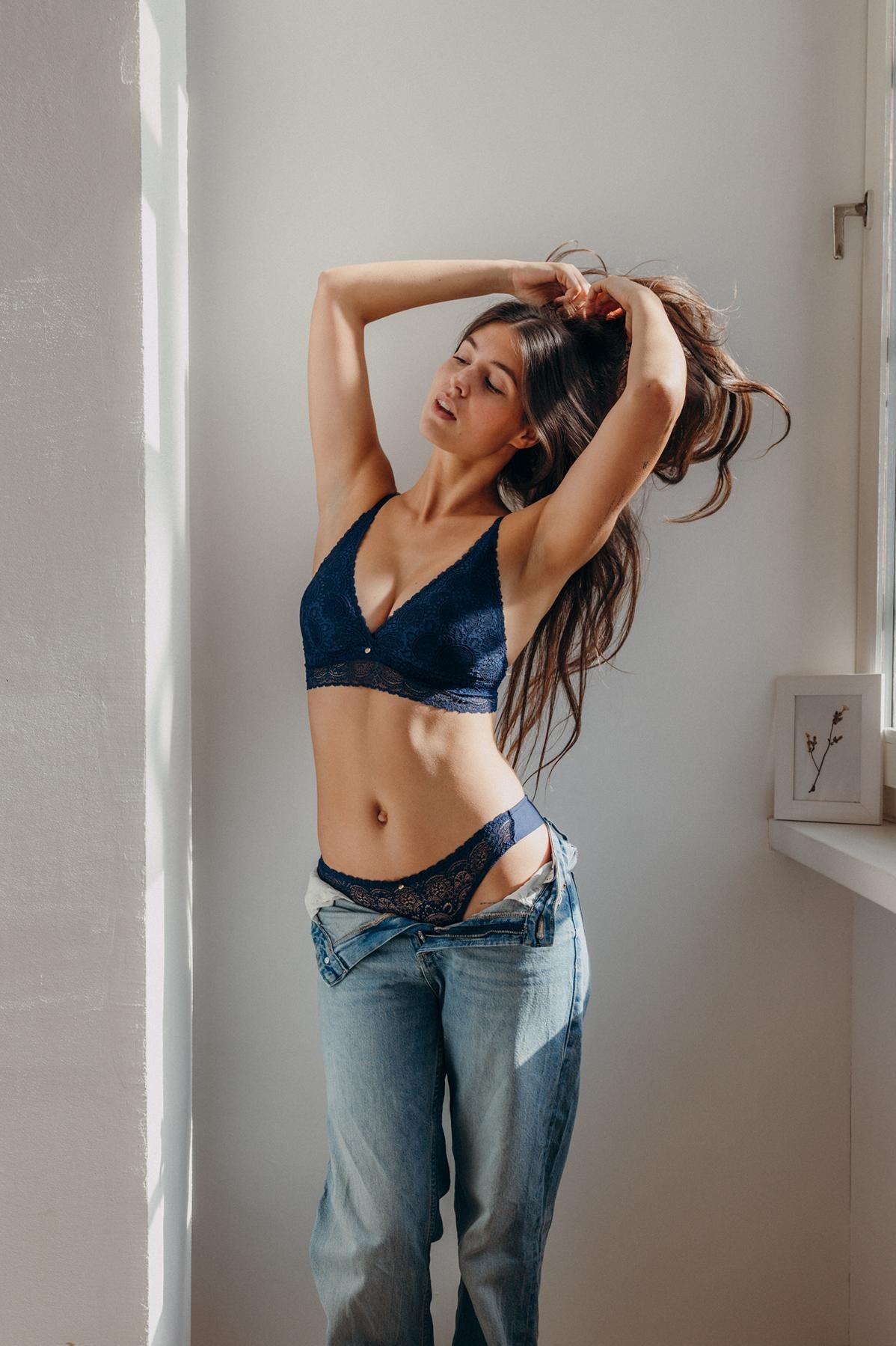 Spitzen-String Outfit dunkelblau nachhaltig feminin