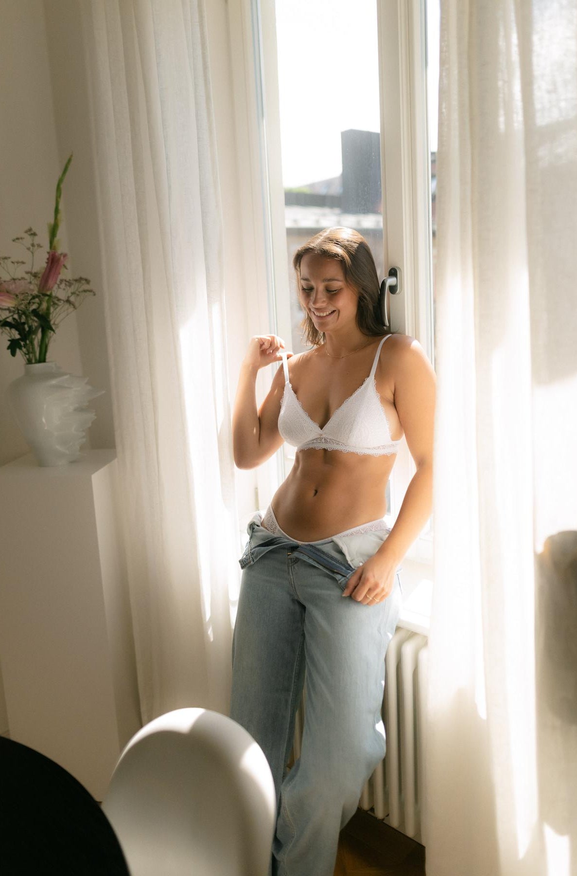 weiße Unterwäsche Bralette mit Jeans weiße Spitze elegant nachhaltig