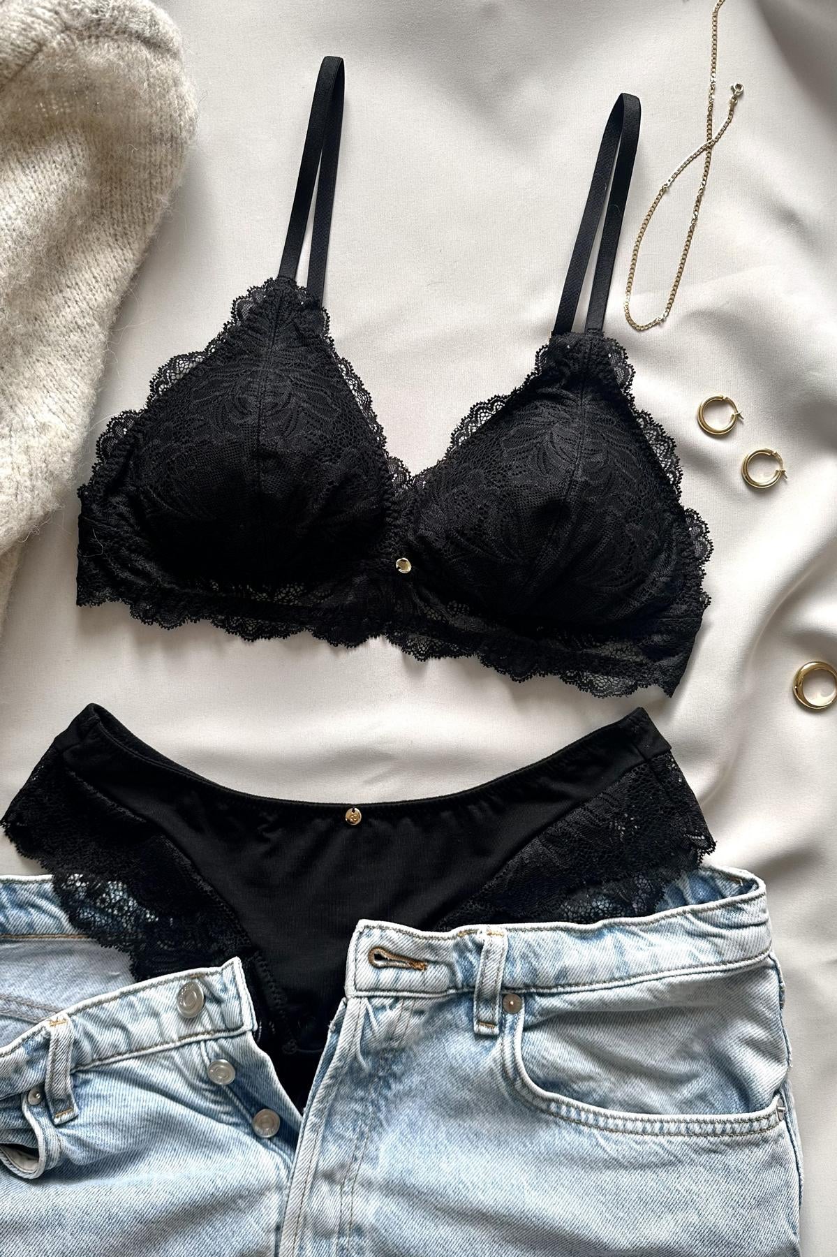 Flatlay mit nachhaltiger Unterwäsche und Jeans: edle Dessous aus Spitze fair produziert