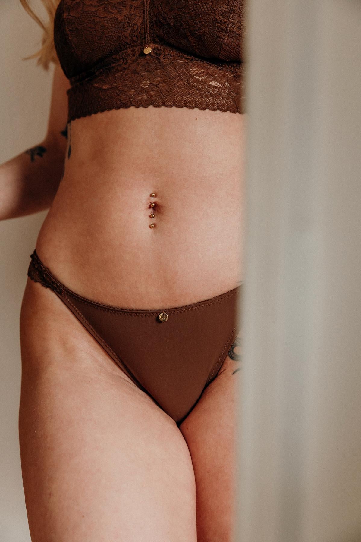 bequemer Slip aus Spitze in braun knapp geschnitten sexy