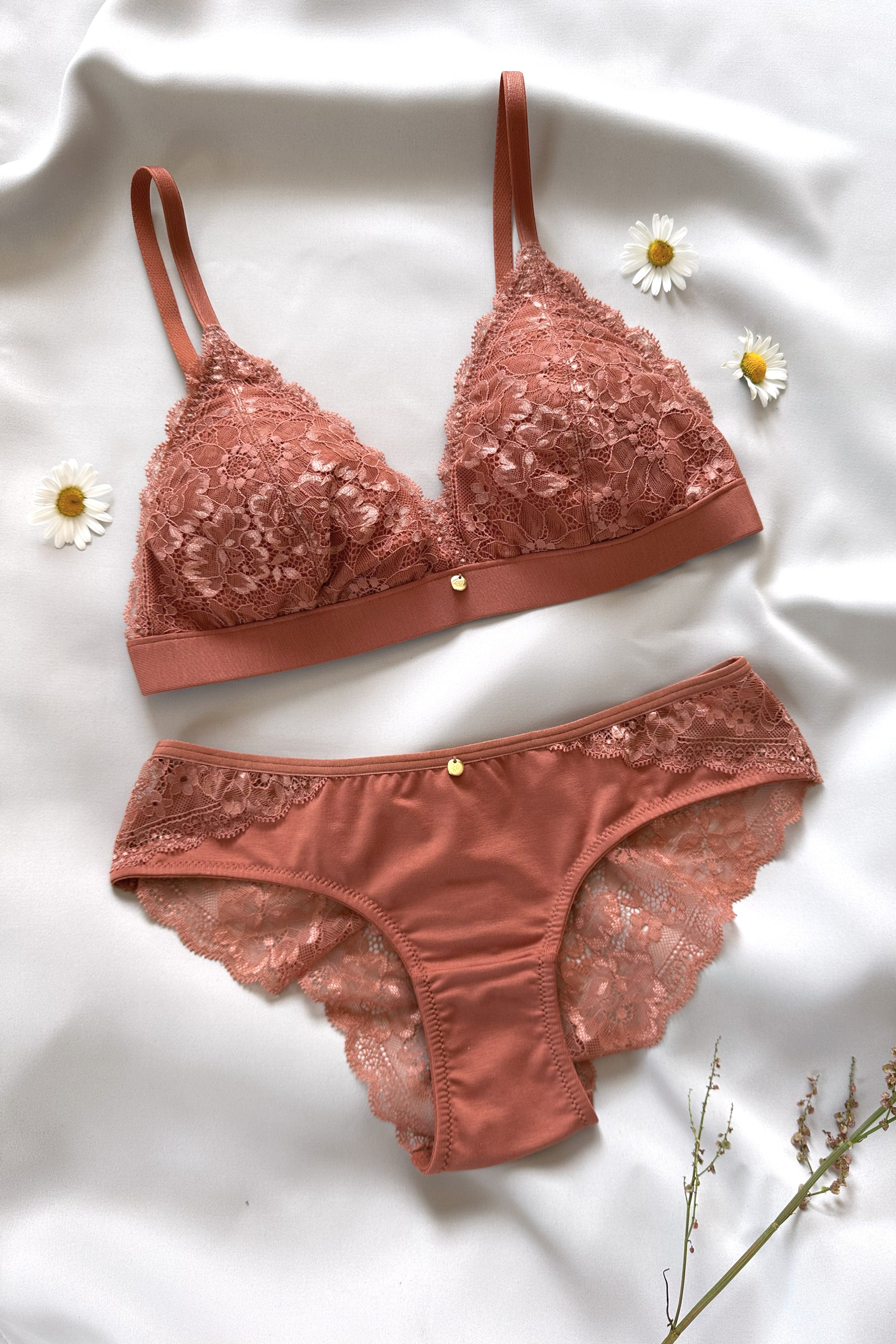 flatlay von nachhaltiger Unterwäsche Dessous in hellrosa-nude mit Spitze von Coco Malou