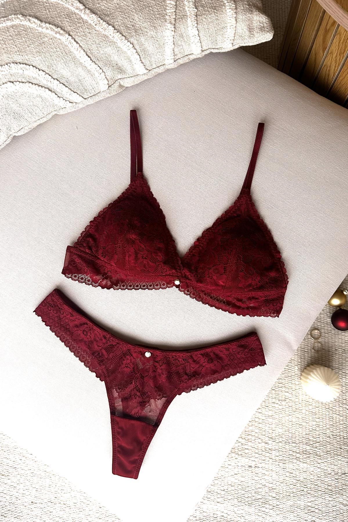 Flatlay roter String und Bralette Dessous hochwertige Unterwäsche Coco Malou