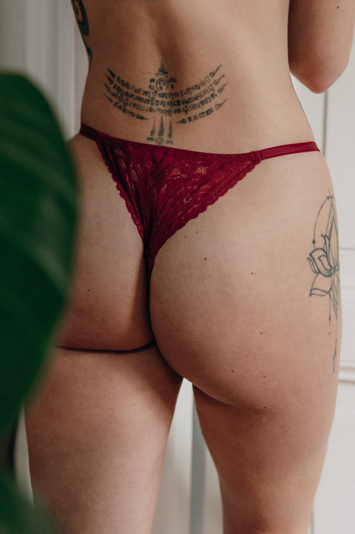 rote Unterwäsche close-up von dunkelrotem Spitzen-String Geschenk für Freundin