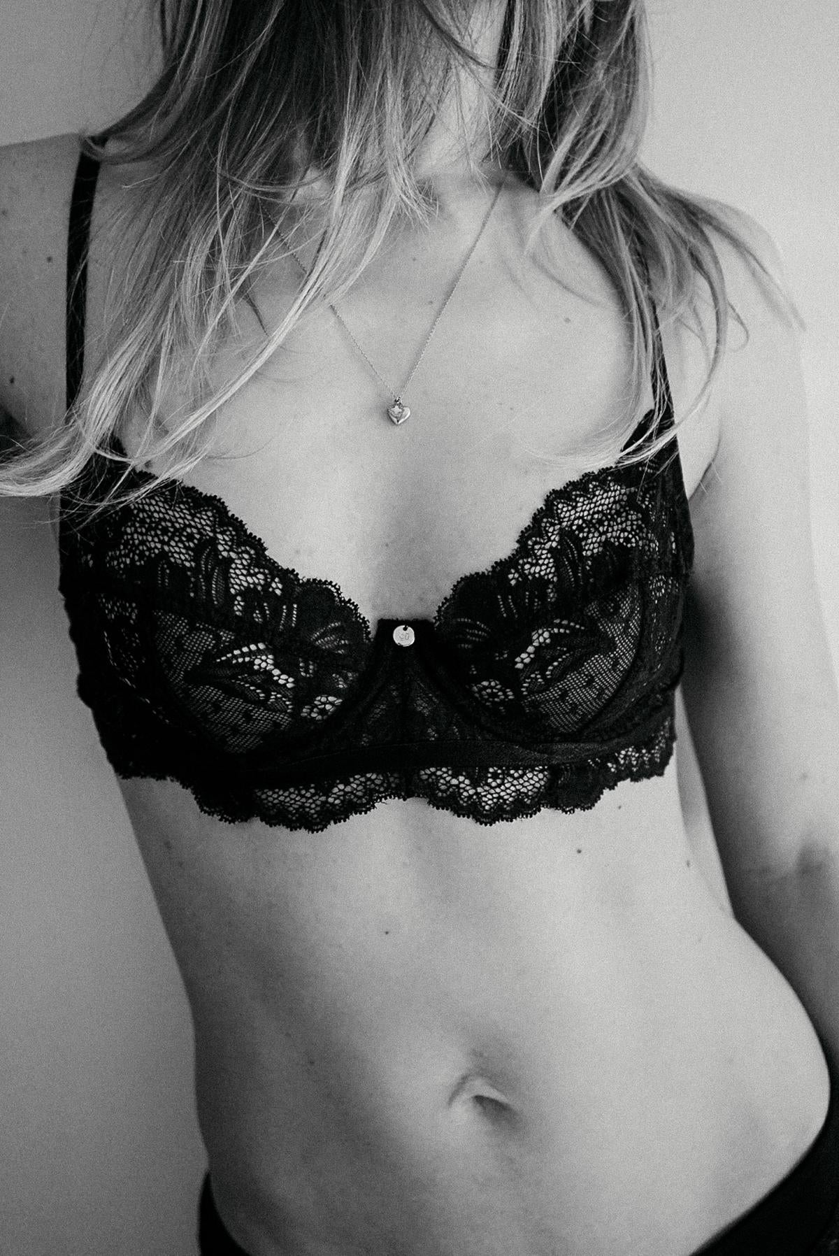 schwarz-weiß Foto Spitzen BH Coco Malou Dessous