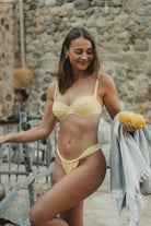 Bikini Econyl aus recyceltem Material in hellgelb buttergelb Bügel-Bikini Top retro
