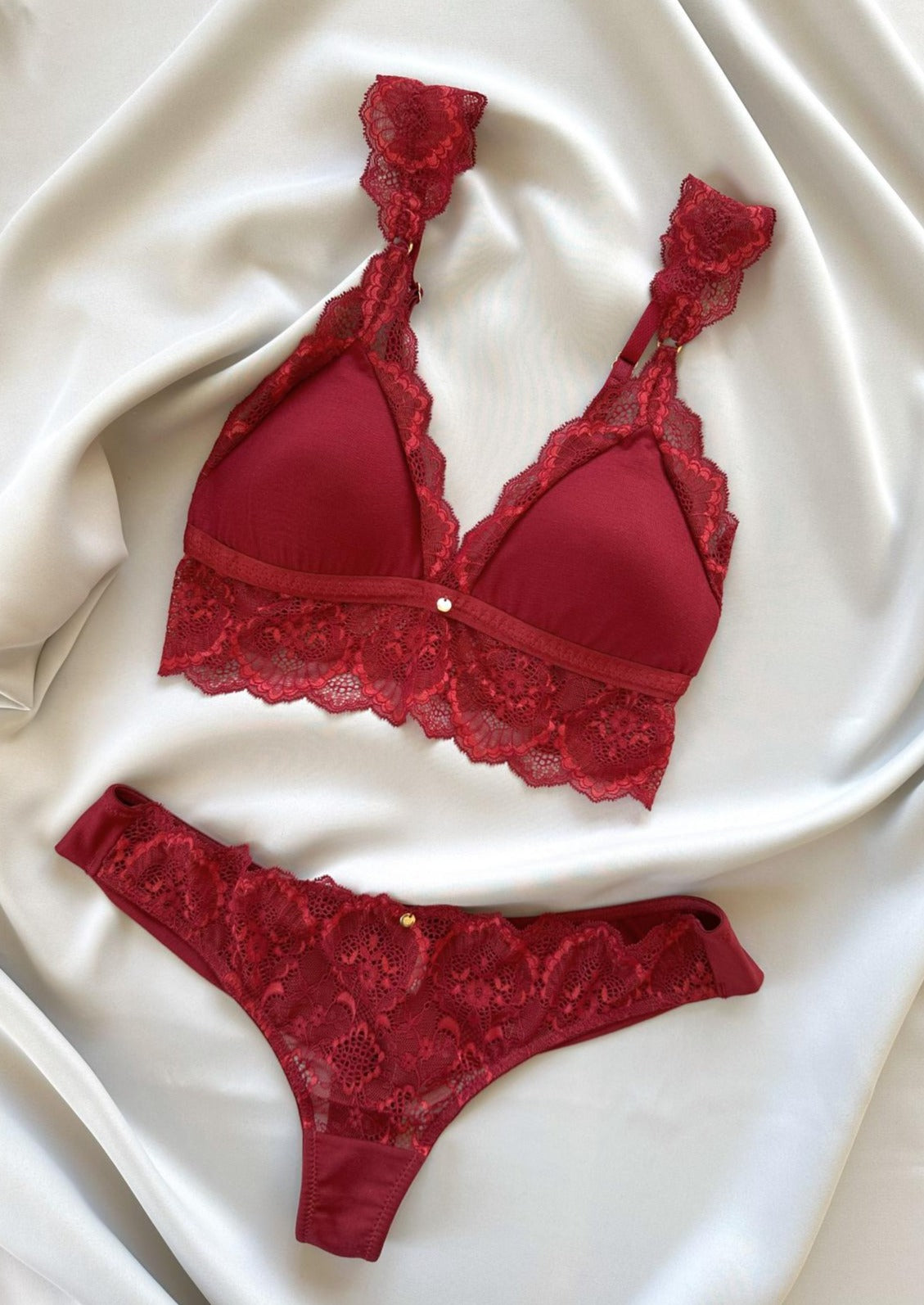 Flatlay Bralette in dunkelrot von Coco malou ethical lingerie Spitzen-BH ohne bügel rot