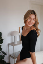 Spitzen Body in schwarz mit besonderem Ausschnitt Weihnachtsoutfit ethical lingerie