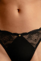 close-up von String Tanga mit Spitze und Gold accessoires