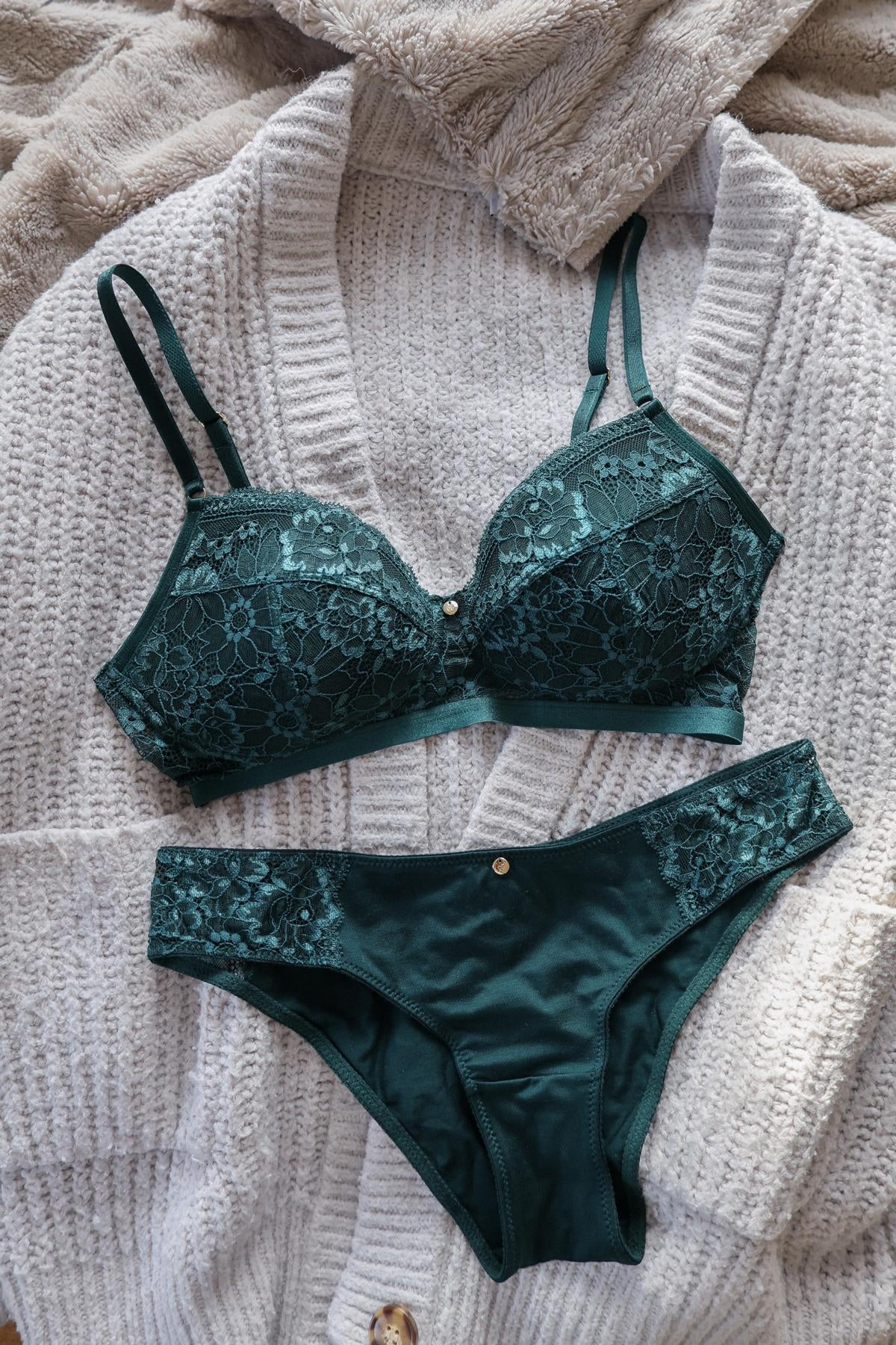 Flatlay Dessous grün Spitze Tencel Lyocell schönes Set